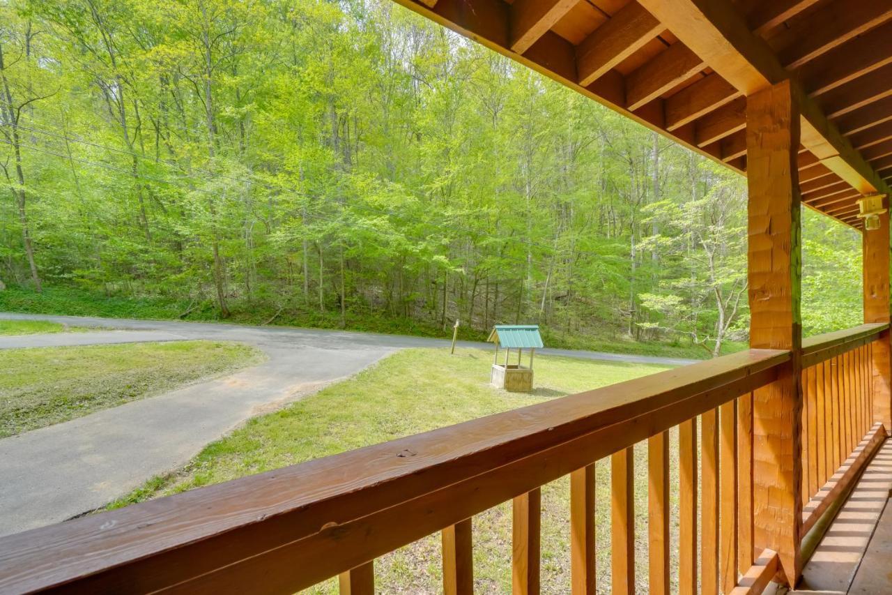 Cabin With Hot Tub About 6 Mi To Downtown Gatlinburg! Exterior photo