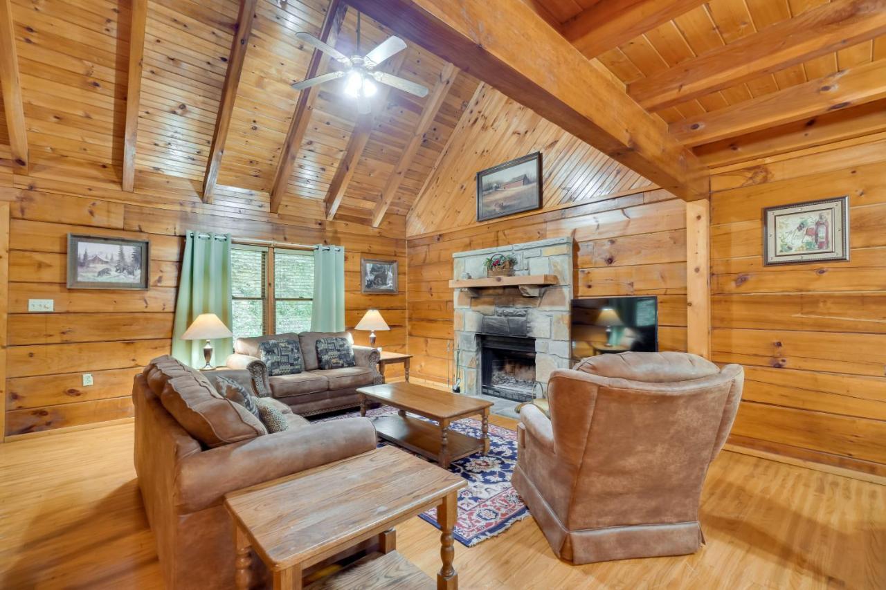Cabin With Hot Tub About 6 Mi To Downtown Gatlinburg! Exterior photo