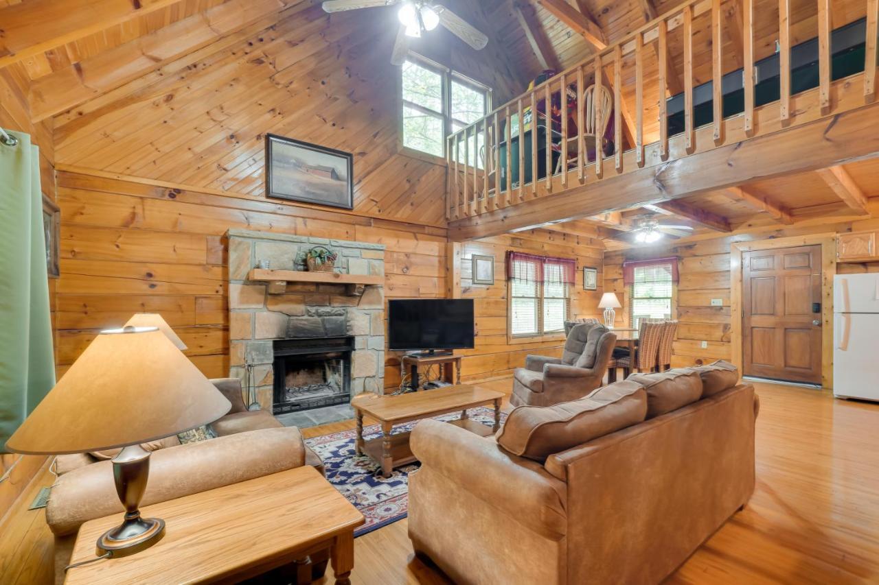 Cabin With Hot Tub About 6 Mi To Downtown Gatlinburg! Exterior photo